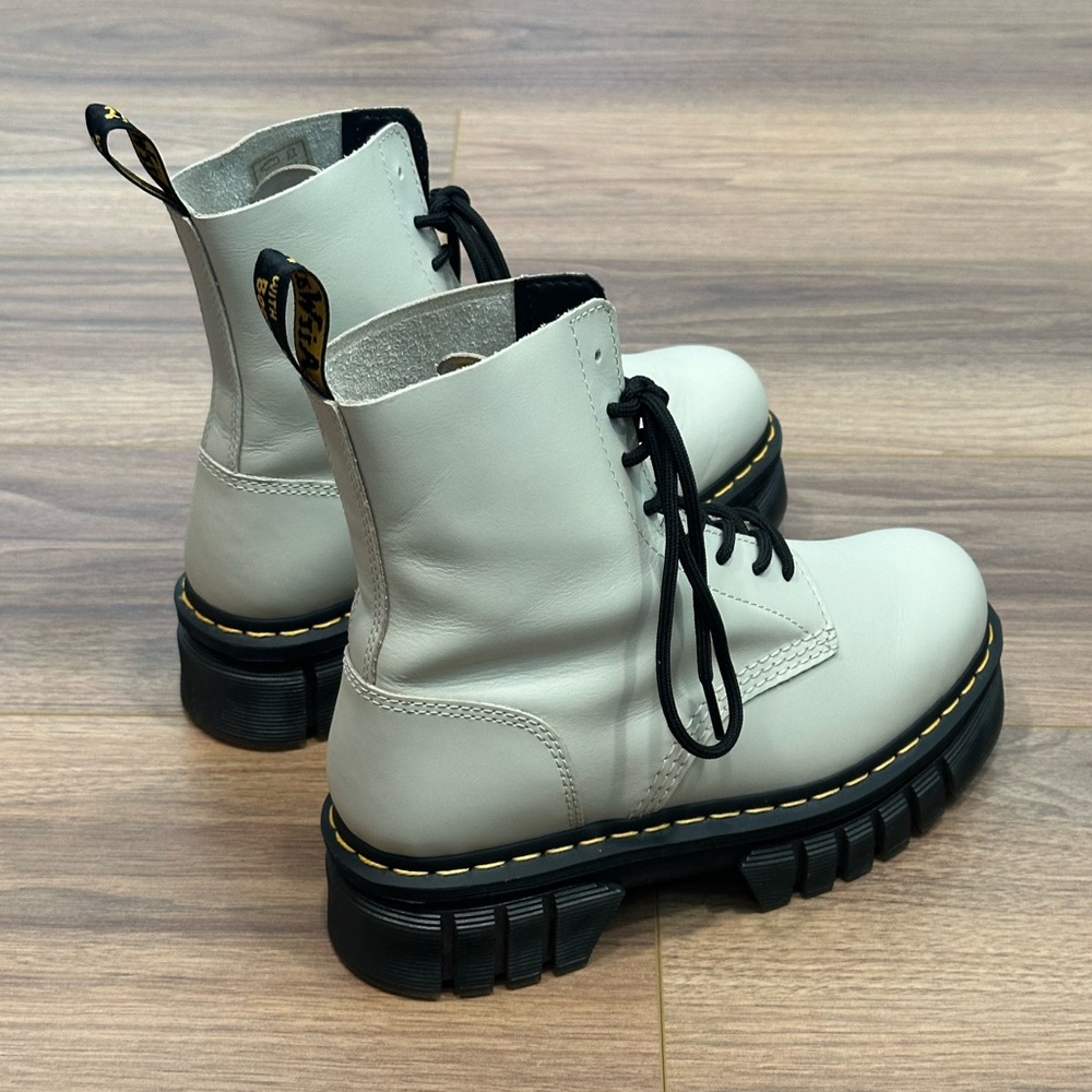 Dr. Martens Audrick 8-Eye Nappa Leather Platform Ankle Boots Cobblestone Grey 9 - Picture 5 of 13
